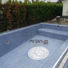 تابلو کاشی و سرامیک استخری اجرا شده طرح ورساچه سفید آبی-کاشی البرز-Pool Ceramic Tile Panel